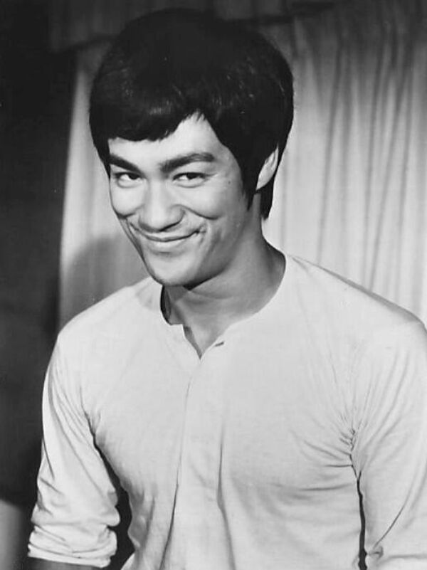 El actor de cine hongkonés y estadounidense, así como legendario artista marcial Bruce Lee, conocido por su destreza y carisma, nació el 27 de noviembre de 1940. - Sputnik Mundo