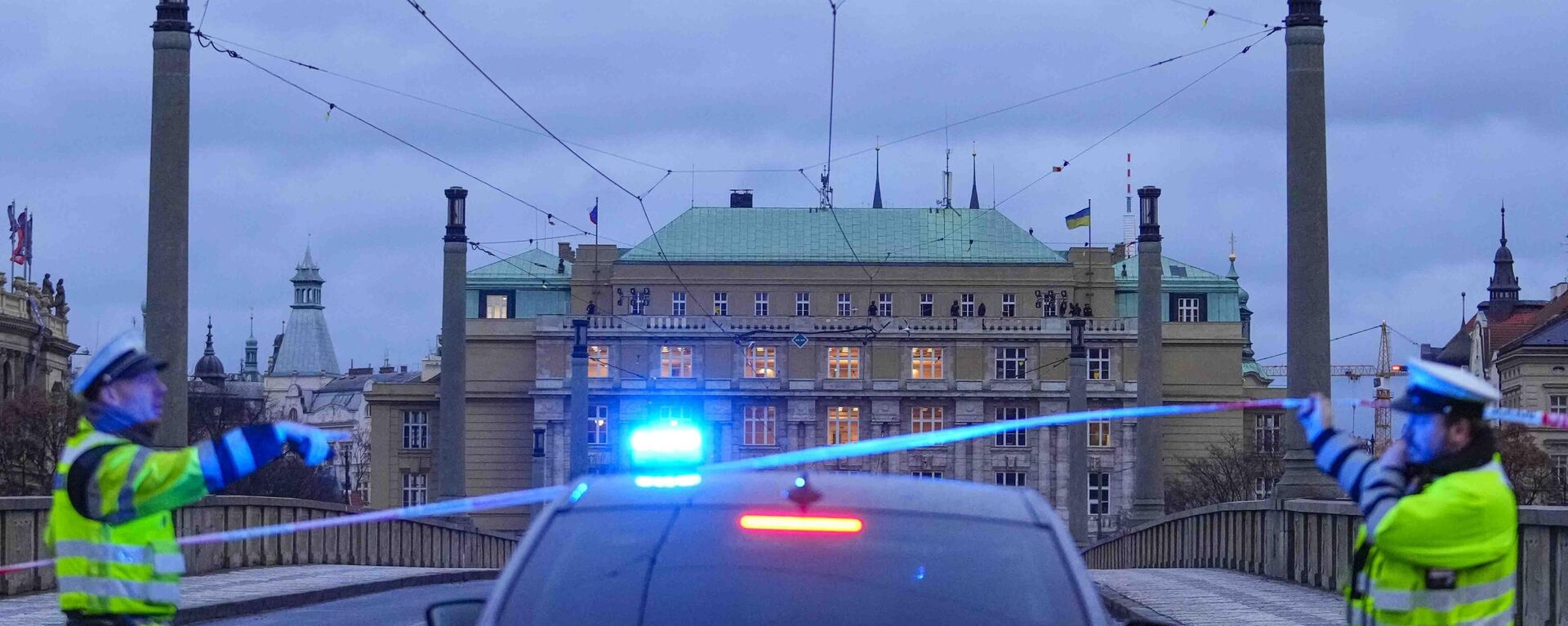 Agentes de Policía vigilan una calle en el centro de Praga, República Checa, el 21 de diciembre, 2023. - Sputnik Mundo, 1920, 21.12.2023
