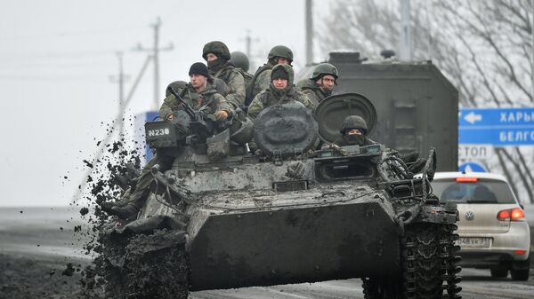 Militares rusos en un convoy militar en una carretera cerca de la frontera con Ucrania, en la región de Bélgorod, Rusia  - Sputnik Mundo