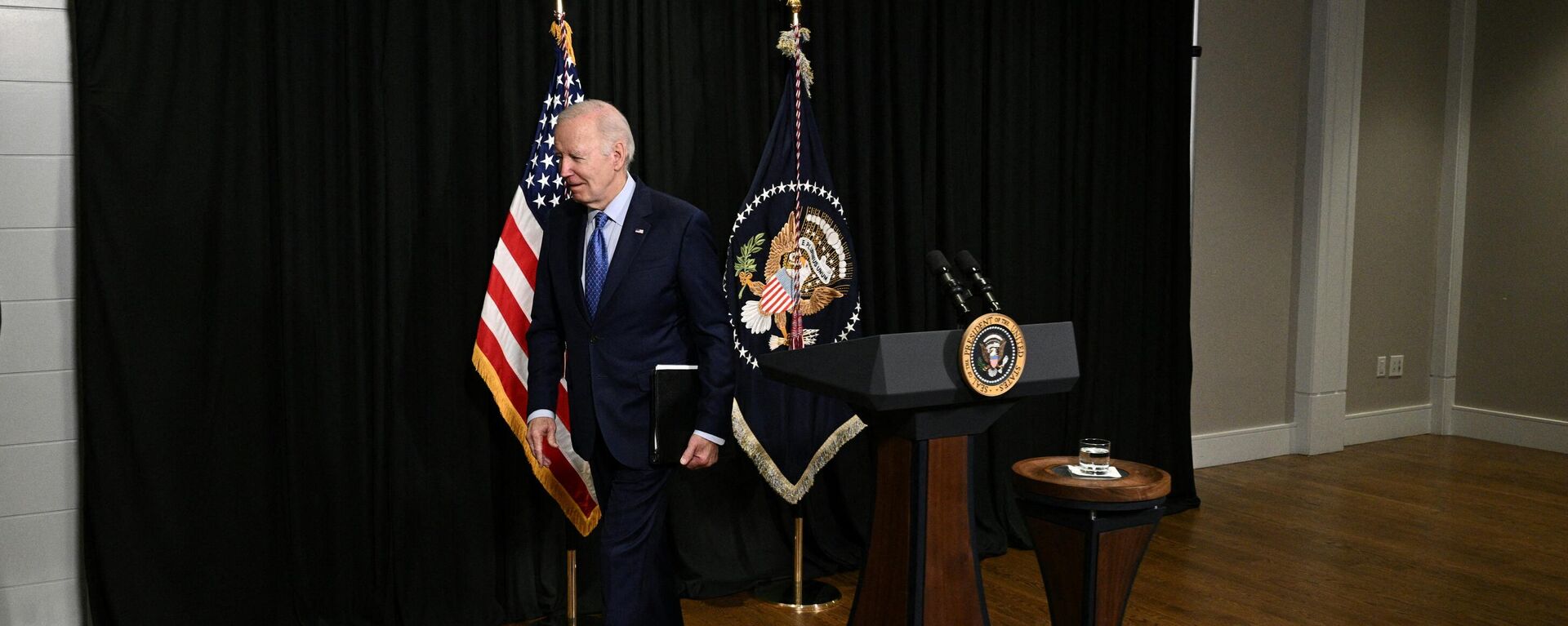 El presidente de EEUU, Joe Biden, después de pronunciar un discurso sobre la liberación de rehenes de Gaza, en Massachusetts, el 26 de noviembre de 2023.  - Sputnik Mundo, 1920, 30.12.2023