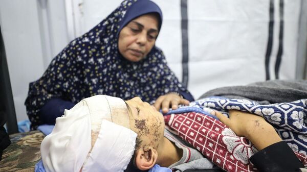 Una madre palestina despide a su hijo asesinado  - Sputnik Mundo