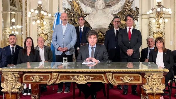 El presidente argentino, Javier Milei y su gabinete en el anuncio del DNU - Sputnik Mundo