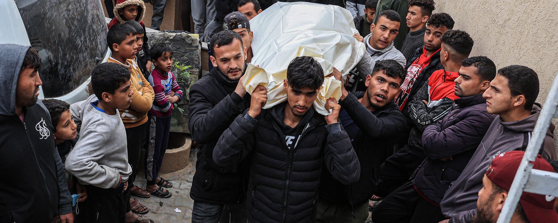 Dolientes transportan los cuerpos de los palestinos, muertos durante los ataques israelíes, desde el hospital de la UE en Jan Yunis, en el sur de la Franja de Gaza, el 21 de diciembre de 2023, en preparación para su entierro en Rafah. - Sputnik Mundo, 1920, 22.12.2023