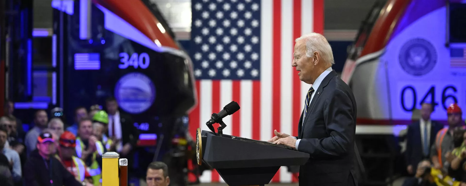 El presidente estadounidense Joe Biden pronuncia un discurso sobre su programa económico 'Bidenomics' y su programa Invertir en América en unas instalaciones de Amtrak en el condado de New Castle, Delaware, el 6 de noviembre de 2023. - Sputnik Mundo, 1920, 11.04.2024