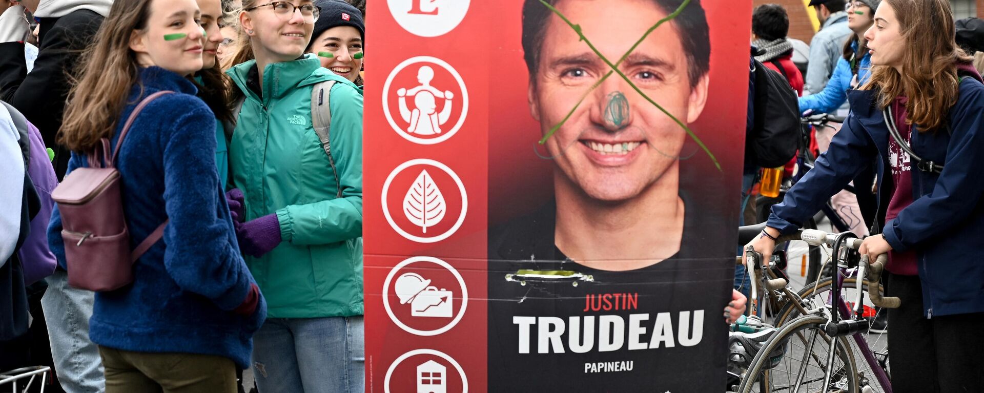 Manifestantes ambientalistas en una protesta contra el primer ministro canadiense Justin Trudeau en la ciudad de Montreal.  - Sputnik Mundo, 1920, 22.12.2023