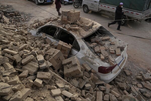 En la noche del 19 de diciembre, un fuerte sismo de magnitud 6,2 sacudió la provincia de Gansu, en el noroeste de China, que causó la muerte de unas 150 personas. La situación se complicó por un brusco descenso de las temperaturas. El abastecimiento de agua, la electricidad, el transporte, las comunicaciones y otras infraestructuras resultaron dañados en la zona de la catástrofe.En la foto: un coche aplastado por los escombros de un edificio derrumbado en la ciudad de Dahejia, provincia de Gansu. - Sputnik Mundo