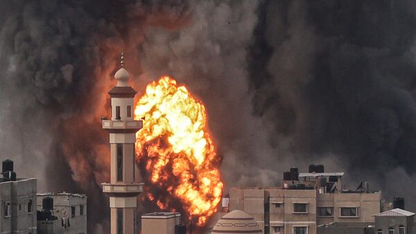 Взрыв во время израильского удара по Рафаху на юге сектора Газа  - Sputnik Mundo