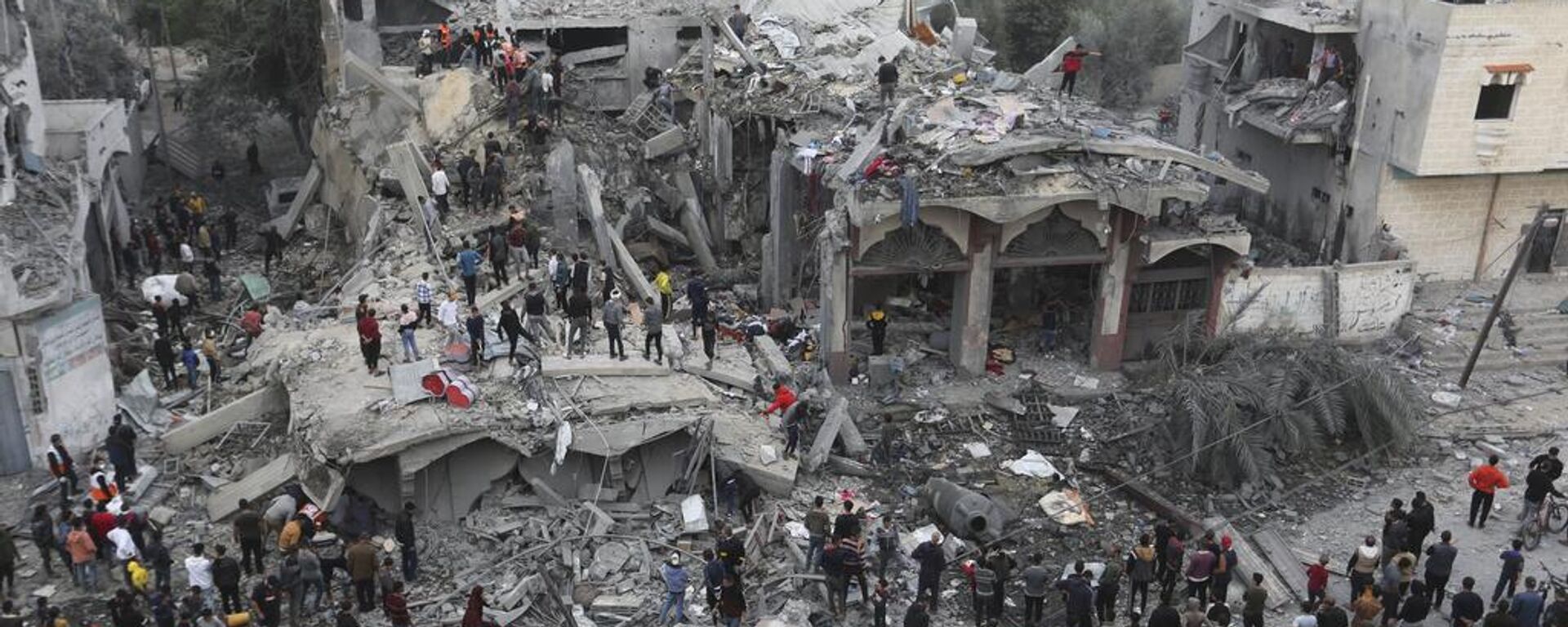 Palestinos buscan supervivientes del bombardeo israelí en Rafah, en la Franja de Gaza, el 22 de noviembre de 2023. - Sputnik Mundo, 1920, 22.12.2023