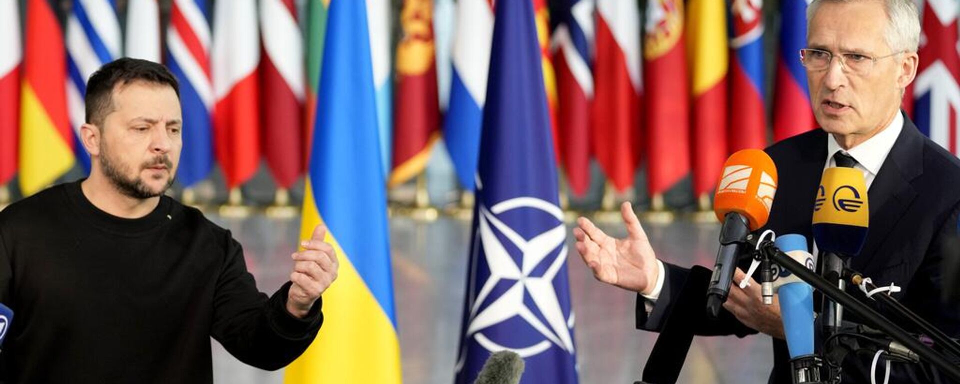 El presidente de Ucrania, Volodímir Zelenski, y el secretario general de la OTAN, Jens Stoltenberg, durante la reunión de ministros de defensa de la OTAN en Bruselas, el 11 de octubre de 2023.  - Sputnik Mundo, 1920, 30.05.2024