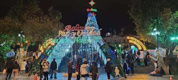 Entre luces y compras de último momento, La Paz se vistió de Navidad - Sputnik Mundo