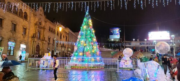 Entre luces y compras de último momento, La Paz se vistió de Navidad - Sputnik Mundo