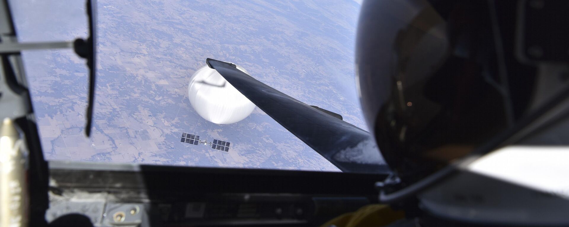 Un piloto de las Fuerzas Aéreas de EEUU observa el supuesto globo de vigilancia chino mientras sobrevuela el centro continental de EEUU, el 3 de febrero de 2023 - Sputnik Mundo, 1920, 25.12.2023