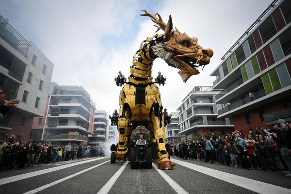 Un robot diseñado en forma de un caballo dragón LongMa por François Delaroziere y su empresa, la Machine, en las calles de la ciudad de Toulouse, Francia. - Sputnik Mundo