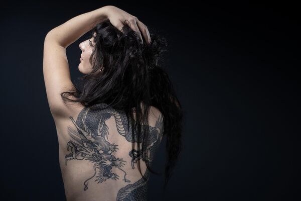 La directora de recursos humanos Lea, de 25 años, posa para mostrar su tatuaje durante una sesión fotográfica en París, Francia. - Sputnik Mundo