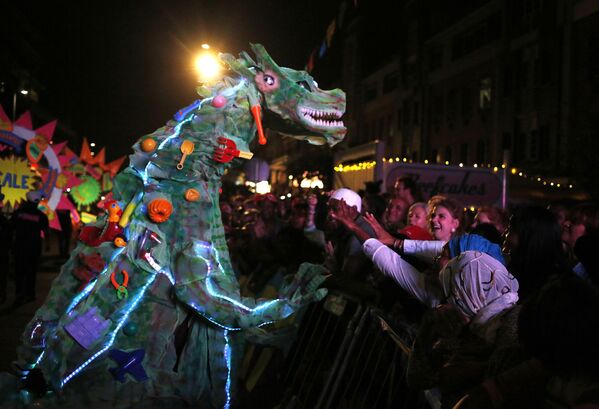 Un artista vestido de dragón participa en el Carnaval de Ciudad del Cabo, Sudáfrica. - Sputnik Mundo