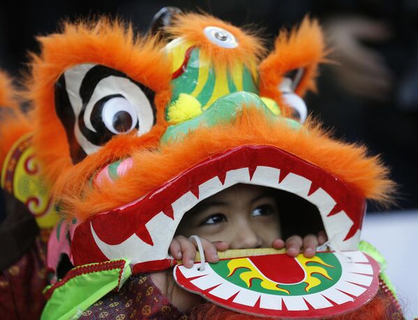 Niños vestidos de dragón durante el desfile con motivo del Año Nuevo chino en Londres, el Reino Unido. - Sputnik Mundo