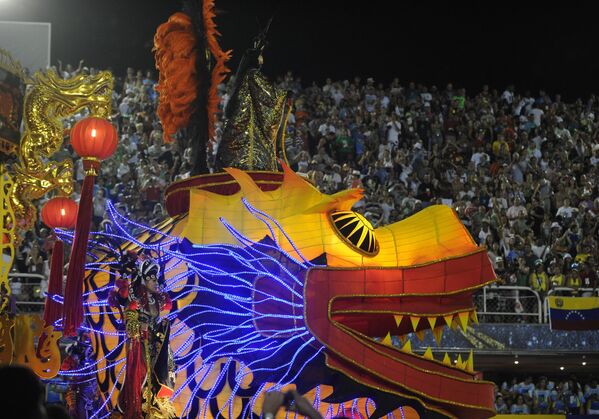 Una carroza de la escuela de samba Uniao da Ilha en forma de dragón desfila durante la segunda noche del Sambódromo en Río de Janeiro, Brasil. - Sputnik Mundo