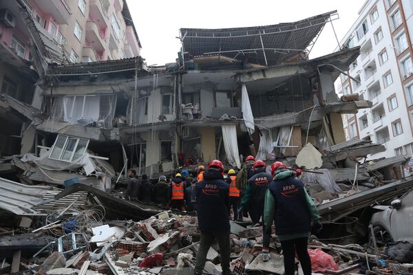 El 6 de febrero, dos potentes terremotos de magnitudes 7,8 y 7,5 sacudieron el sureste de Turquía con nueve horas de diferencia, seguidos de varios miles de temblores más. Están considerados como los sismos más mortíferos después del de Haití de 2010. En Turquía, donde fue declarado un período de luto de siete días, murieron más de 50.500 personas, en Siria, más de 8.400, decenas de miles más sufrieron.En la foto: labores de rescate en la ciudad turca de Diyarbakır, el 6 de febrero de 2023. - Sputnik Mundo