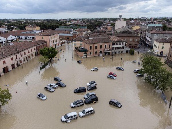 Las intensas lluvias de mayo provocaron inundaciones generalizadas en Emilia-Romaña, en el norte de Italia. En las dos semanas transcurridas desde el 2 de mayo, la región recibió un equivalente de 7 meses de precipitaciones, que provocaron el desbordamiento de 23 ríos. Unas 17 personas murieron y otras 50.000 fueron obligadas a abandonar sus hogares.En la foto: calles inundadas en la ciudad de Lugo. - Sputnik Mundo