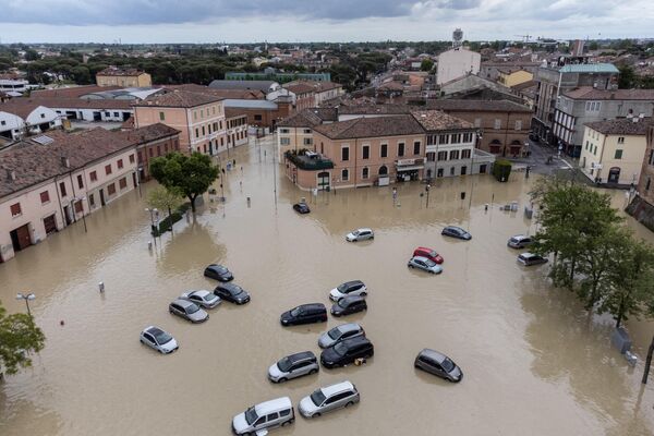 Las intensas lluvias de mayo provocaron inundaciones generalizadas en Emilia-Romaña, en el norte de Italia. En las dos semanas transcurridas desde el 2 de mayo, la región recibió un equivalente de 7 meses de precipitaciones, que provocaron el desbordamiento de 23 ríos. Unas 17 personas murieron y otras 50.000 fueron obligadas a abandonar sus hogares.En la foto: calles inundadas en la ciudad de Lugo. - Sputnik Mundo