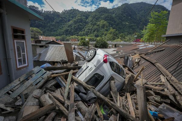 El 4 de octubre, el Estado indio de Sikkim, fue golpeado por las inundaciones más fuertes del último medio siglo. Como consecuencia de las fuertes lluvias, el lago glaciar South Lhonak se desbordó, provocando inundaciones en el río Tista y destruyendo una presa. Un total de 15 puentes del estado fueron arrasados y su parte norte quedó aislada del resto de la India debido a la destrucción de la carretera nacional. Más de 80 personas murieron a causa de las inundaciones. - Sputnik Mundo