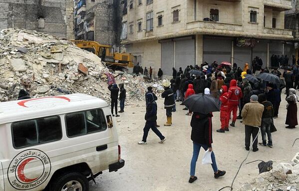 Equipo de construcción retira los escombros de un edificio de apartamentos, destruido por un terremoto en Alepo, Siria, el 7 de febrero de 2023. - Sputnik Mundo