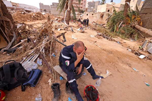 En Libia ocurrieron devastadoras inundaciones como consecuencia del ciclón Daniel, que azotó el noreste del país el 10 de septiembre y causó la muerte de más de 3.000 personas. La ciudad portuaria de Derna fue la más afectada, con el colapso de dos presas que crearon una situación catastrófica.En la foto: un socorrista argelino ayuda a reparar las consecuencias de las inundaciones en la ciudad de Derna. - Sputnik Mundo