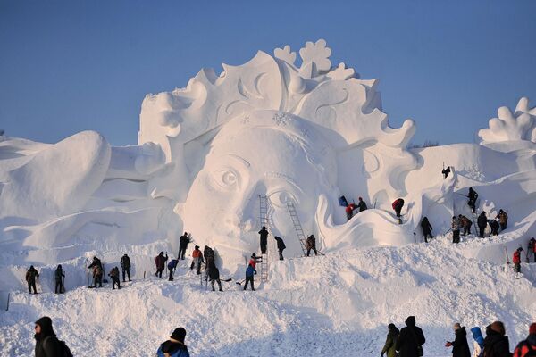 La creación de una escultura de nieve en Harbin, en el noreste de China. - Sputnik Mundo