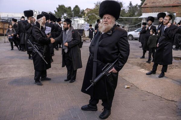 Judíos ultraortodoxos de la dinastía jasídica de Guer, armados con fusiles de asalto M4, durante una boda en Jerusalén. - Sputnik Mundo
