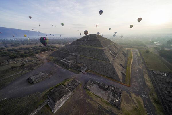 Globos sobre la pirámide del Sol en la antigua ciudad de Teotihuacán, situada a 50 kilómetros al norte de Ciudad de México. - Sputnik Mundo