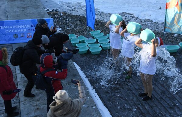 Participantes en el flashmob masivo con baño de agua fría como parte de la acción Rusia endurecida - país sano en el paseo marítimo de la ciudad rusa de Vladivostok. - Sputnik Mundo