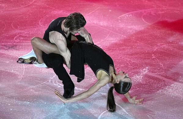 Irina Javrónina y David Narizhni durante las actuaciones de demostración en el campeonato ruso de patinaje artístico de Cheliábinsk. - Sputnik Mundo