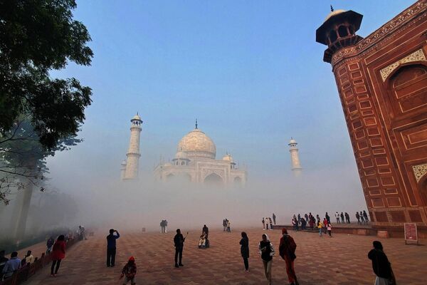 Turistas ante el mausoleo del Taj Mahal en Agra, India. - Sputnik Mundo