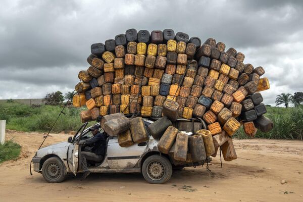 Un conductor con bidones de plástico vacíos viaja a Angola para comprar allí combustible y revenderlo en Muanda, República Democrática del Congo. - Sputnik Mundo