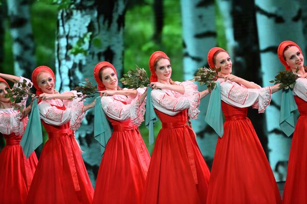 Miembros del conjunto de danza ruso Beriozka actúan en el escenario histórico del Teatro Bolshói. - Sputnik Mundo