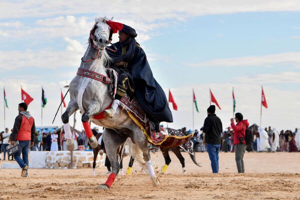 Participante en el Festival Internacional del Sahara en Douz, en el sur de Túnez. - Sputnik Mundo