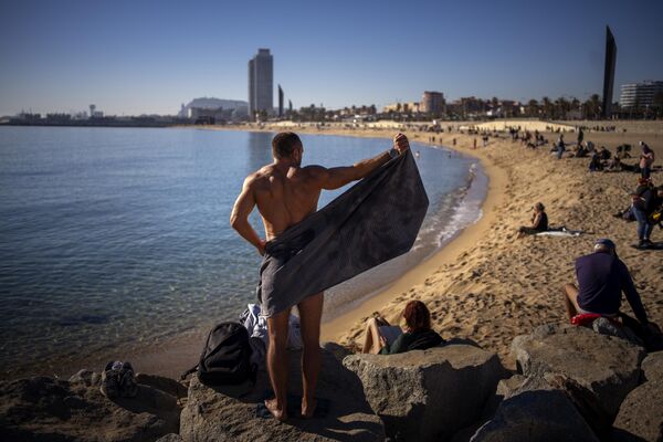 Turistas en la playa de Barcelona, España. - Sputnik Mundo