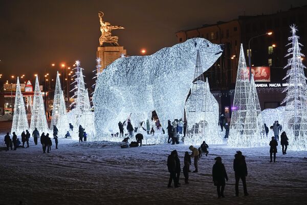 Esculturas de Año Nuevo y el monumento el Obrero y la Koljosiana, de la escultora Vera Mújina, cerca del VDNJ (exposición de los logros de la economía nacional) en Moscú. - Sputnik Mundo