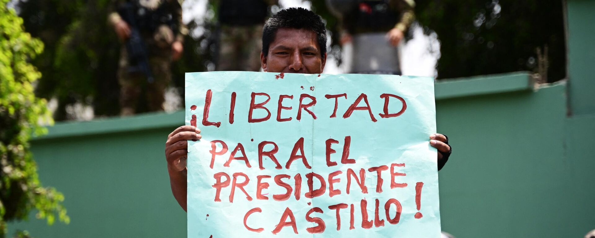 Un manifestante peruano muestra su apoyo al expresidente Pedro Castillo  - Sputnik Mundo, 1920, 29.12.2023