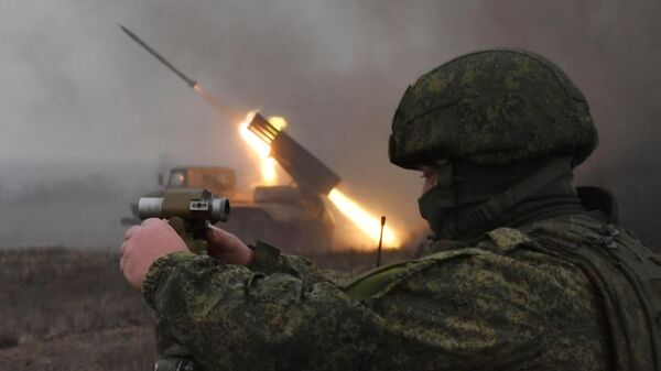 Un militar ruso dirige un sistema de lanzamiento múltiple de cohetes BM-21 Grad  - Sputnik Mundo