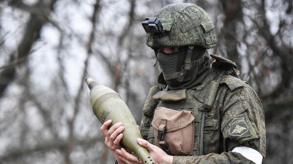 Un soldado ruso transporta una granada de mortero  - Sputnik Mundo