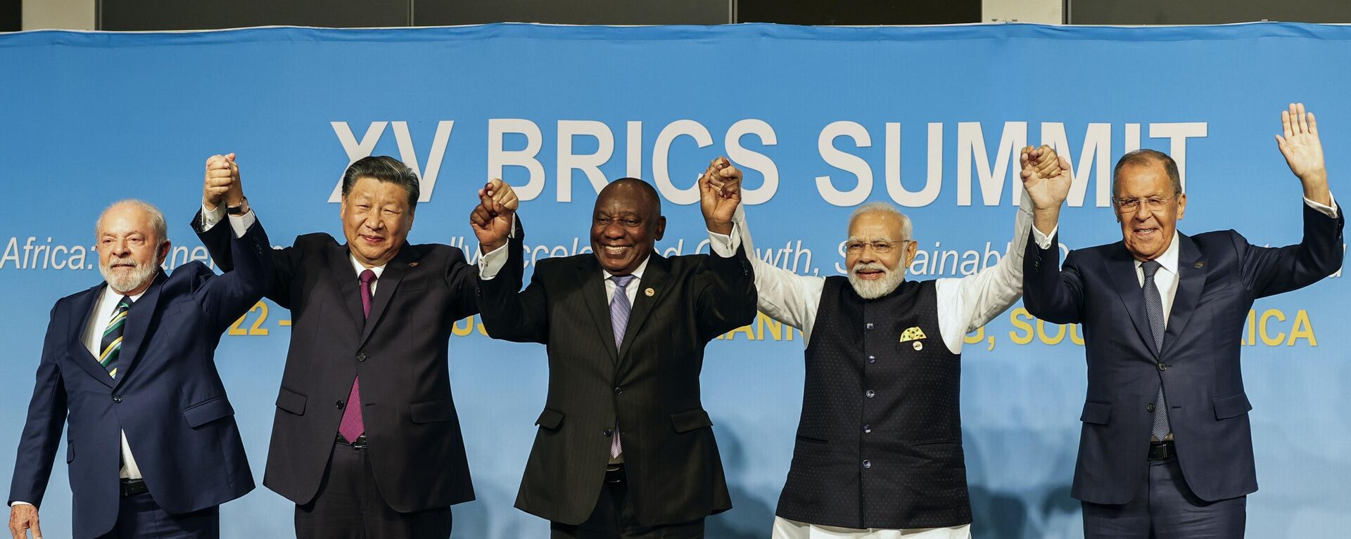De izquierda a derecha, el presidente de Brasil, Luiz Inacio Lula da Silva, el presidente de China, Xi Jinping, el presidente de Sudáfrica, Cyril Ramaphosa, el primer ministro de la India, Narendra Modi, y el ministro de Exteriores de Rusia, Serguéi Lavrov, posan para una foto de grupo de los BRICS durante la Cumbre de los BRICS de 2023 - Sputnik Mundo, 1920, 20.01.2024