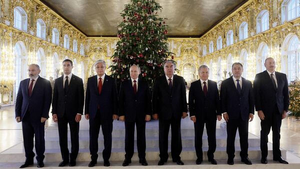 Los líderes de la CEI visitaron los palacios de Pavlovsk, Tsárskoye Selo, cerca de San Petersburgo  - Sputnik Mundo