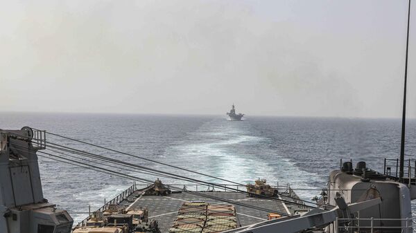 Los buques de asalto anfibio USS Carter Hall y USS Bataan navegando por el estrecho de Bab al-Mandeb - Sputnik Mundo