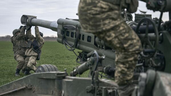 Militares ucranianos y un obús M777 - Sputnik Mundo