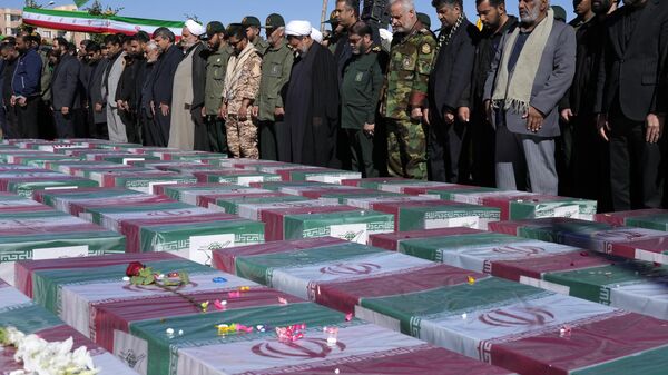 Los ataúdes con las víctimas del atentado en la ciudad de Kermán. - Sputnik Mundo
