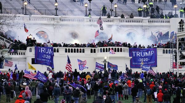 Manifestantes, leales al entonces presidente Donald Trump, irrumpen en el Capitolio en Washington el 6 de enero de 2021  - Sputnik Mundo