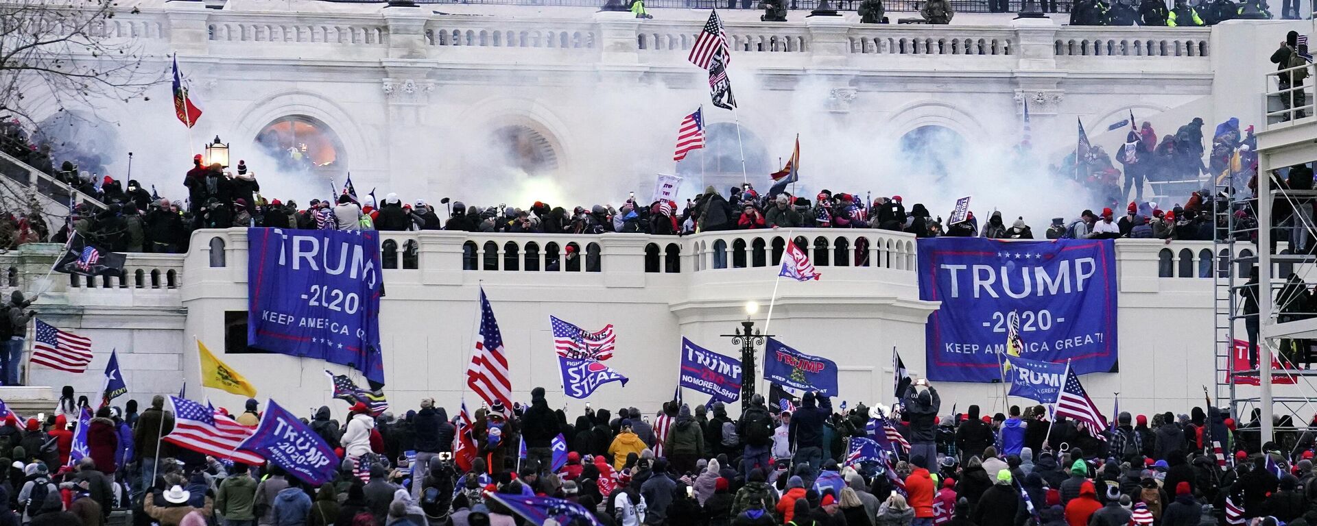 Manifestantes, leales al entonces presidente Donald Trump, irrumpen en el Capitolio en Washington el 6 de enero de 2021  - Sputnik Mundo, 1920, 06.01.2024