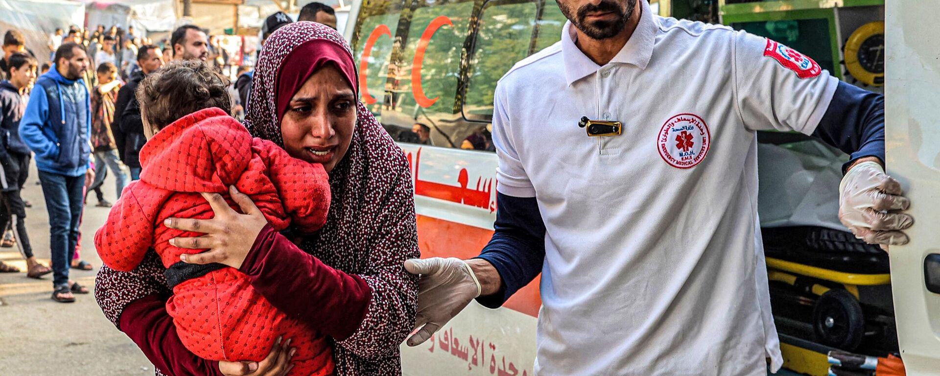 Un paramédico asiste a una mujer que lleva a un niño al llegar al Hospital Europeo de Khan Yunis, en el sur de la Franja de Gaza, el 31 de diciembre de 2023  - Sputnik Mundo, 1920, 06.01.2024