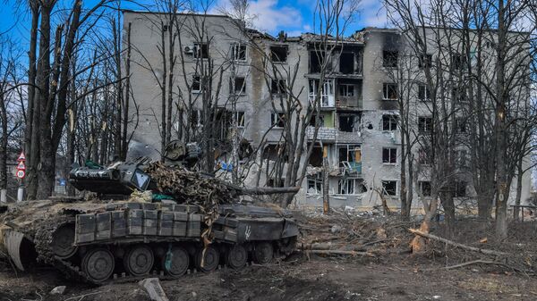 Un tanque ucraniano destruido en una calle de la ciudad de Volnovaja  - Sputnik Mundo